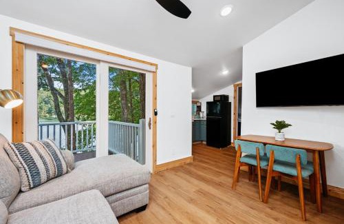 Mayfield House | Arbutus Lakeside Stay-Pontoon Rentals-Near TC!