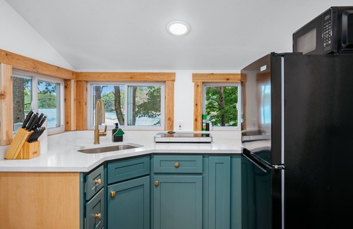 Mayfield Cottage | Arbutus Lakeside Stay-Pontoon Rentals-Near TC!
