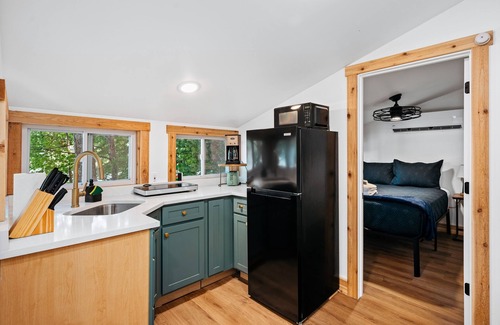 Mayfield Cottage | Arbutus Lakeside Stay-Pontoon Rentals-Near TC!