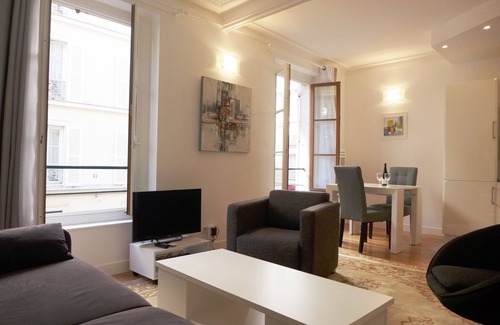 Ternes Apartment | “Arc de Triomphe” is just next door- Bright apt with elevator – 4 guests PON