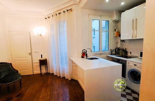 Quartier de la Plaine-de-Monceaux Apartment | Arc de Triomphe-Wagram 48sqm available for the Olympic games, access by metro