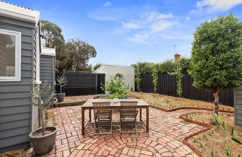Geelong West House | Arcasia Cottage - Central, King Bed