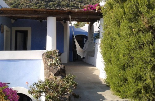 Filicudi Porto House | ARCHETTO 2 A ROMANTIC NEST BETWEEN BLUE AND GREEN