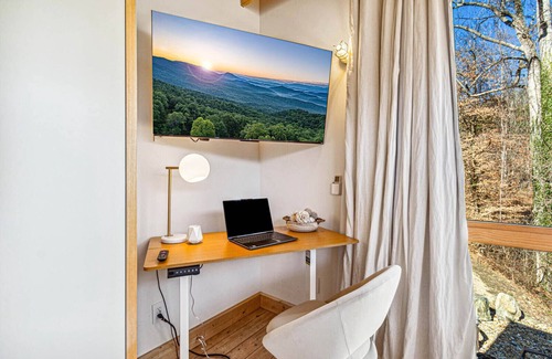 Mars Hill Cabin | Architect-designed Nordic Cabin:Sauna, Hot Tub, FirePit, GameRoom, Swings