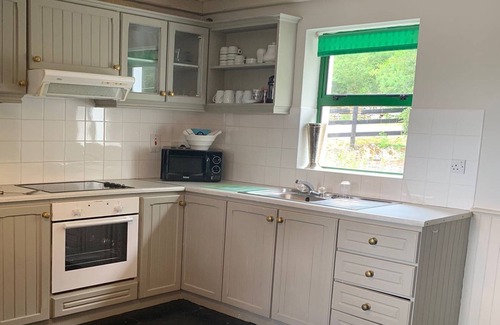 Ballylickey Cottage | Ardnagashel Est No 3 - a two story that sleeps 4 guests in 2 bedrooms