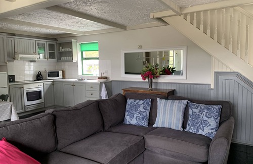 Ballylickey Cottage | Ardnagashel Est No 3 - a two story that sleeps 4 guests in 2 bedrooms