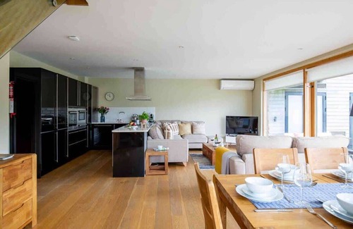 Ampney Crucis House | Ardross Lodge | Lakeside Hot Tub Stay for Groups