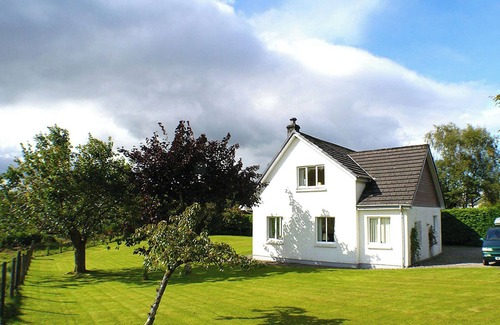 Benderloch Cottage | Ardshellach self-catering holiday home accommodate up to six guests in three bedrooms.