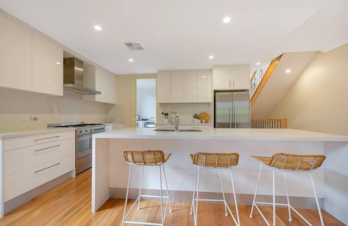 Henley Beach House | Aria House/Family Holiday Beachside/BBQ/Cafe