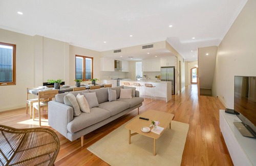 Henley Beach House | Aria House/Family Holiday Beachside/BBQ/Cafe