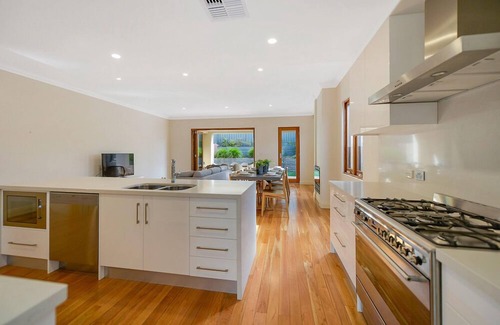 Henley Beach House | Aria House/Family Holiday Beachside/BBQ/Cafe