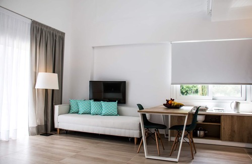 Olympiada Apartment | Aristotelia Gi Ikies - Cozy Poolside Suite