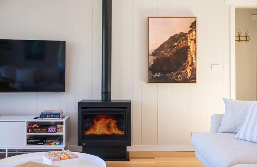 Somers House | Arlo Beach House - Beachside, Pet Friendly, Fireplace