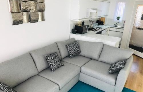 Bicester House | Arma Short Stays 46 Bicester - Sleeps 3 - Free Parking & Garden