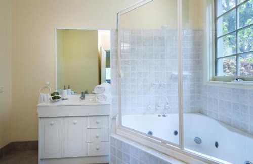 Mount Dandenong Bed & Breakfast | Arnica Views Summit Retreat