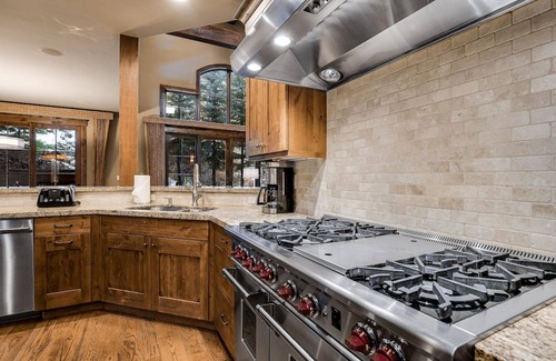Edwards House | Arrowhead Retreat by Vail Butler - Walk to Lift!