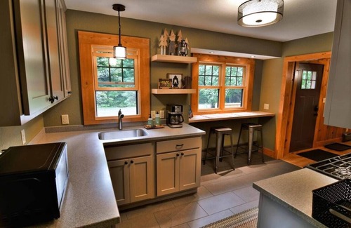 Namekagon Cabin | Arrowwood Lodge is a charming 1-bedroom cabin situated just a block from Lake Namakagon.
