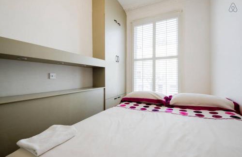 Finsbury Park Apartment | Arsenal 123 close to Emirates stadium direct Eurostar Heathrow-3 apartments here