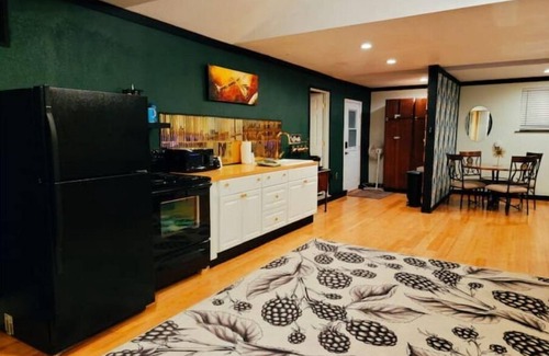 Burlington Cottage | Art Deco 2 BD Private House w/Large Outdoor space
