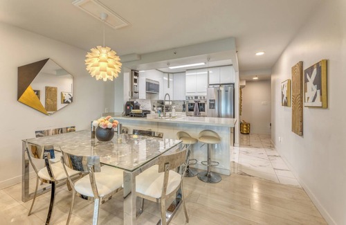 East Side Condo | Art Deco Broadway Bedroom (with Shared Common Area)