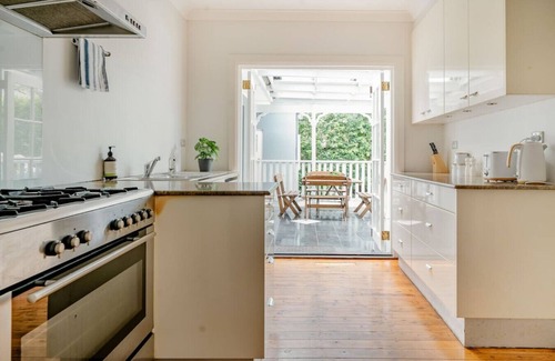 Cremorne Apartment | Art Deco Garden apartment house like proportions