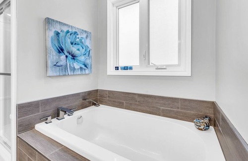 Innisfil House | Art Deco Home near Lake Simcoe W/Patio & Fire pit