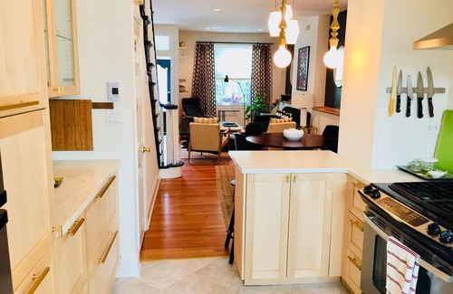 Fairmount House | Art Museum Gem: 2 story townhome