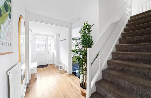 Haggerston House | Arte Stays - 3-Bedroom Bright House London, Haggerston, Garden, Parking, 8 min walk to Haggerston Station, weekly or monthly stays, serviced accommodation - 7 guests