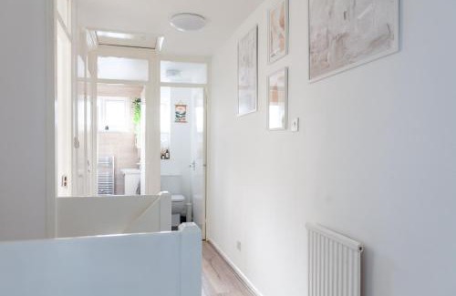 Haggerston House | Arte Stays - 3-Bedroom Bright House London, Haggerston, Garden, Parking, 8 min walk to Haggerston Station, weekly or monthly stays, serviced accommodation - 7 guests