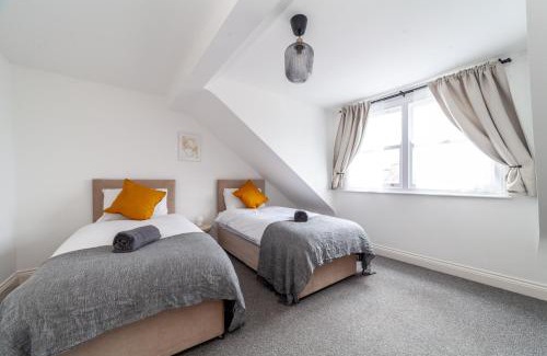 Stratford House | Arte Stays Serviced Houses Stratford - 3 Bedrooms 2 Bathrooms Houses London, Stratford, Maryland, Free Parking, Garden, Weekly or Monthly Stays - up to 8 guests