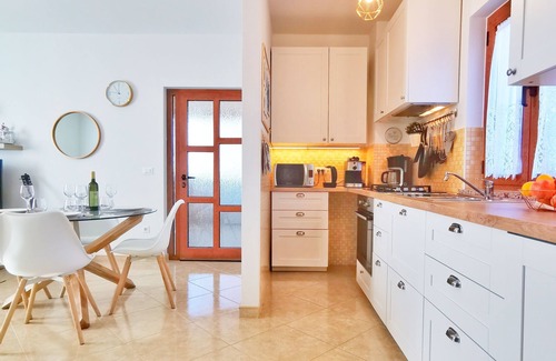 Markovac Apartment | Artemis - Markovac Višnjan, cozy apartment with large garden and hot tub