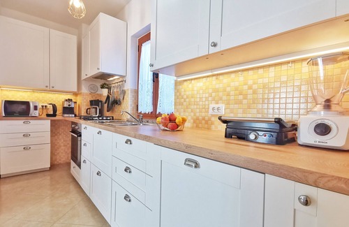 Markovac Apartment | Artemis - Markovac Višnjan, cozy apartment with large garden and hot tub