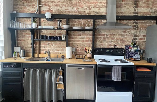 Fan District Apartment | Artful 1-bedroom Apartment in The Fan with Parking
