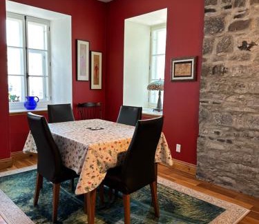 Vieux-Quebec-Cap-Blanc-colline Parlementaire Apartment | Artillery view Condo (free parking)