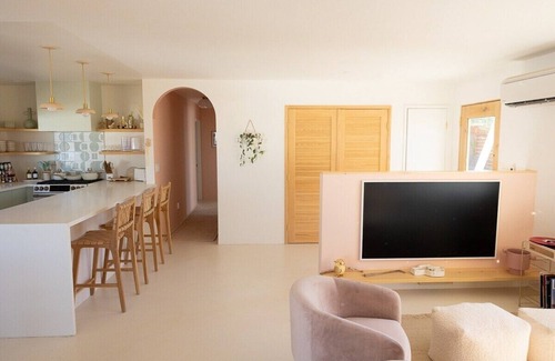 Joshua Tree House | Artist Home with a Hot Tub, Fire Pit, Pool and Beautiful Views Of The Desert