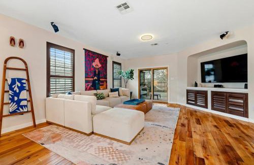 Leander House | Artist Retreat in North Austin - Endless Amenities