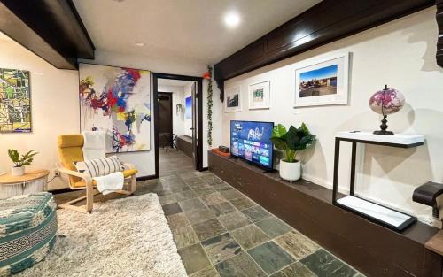 Midtown Sacramento Apartment | Artist's apartment in the heart of the city