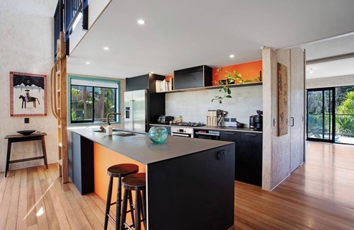 Torbay House | Artist's Colourful Casa with Spa Pool Near Beaches