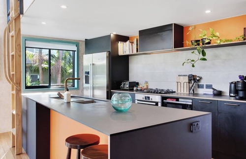 Torbay House | Artist's Colourful Casa with Spa Pool Near Beaches