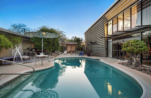 Paradise Valley Village Apartment | Artist’s Loft: Workshop, Sculpture Gardens & Pool