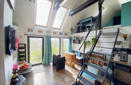 Mollenbeck Apartment | Artist's Studio Salvador Dalí with Private Terrace, Shared Garden and Wi-Fi