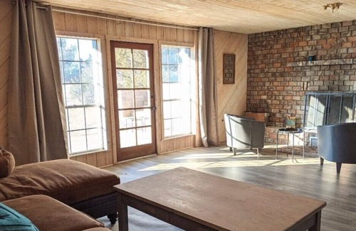Snowflake House | Artist Suites - Spacious Walk-out Basement