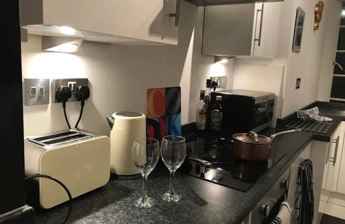 Wimbledon Apartment | Artistic, 1930's flat - 20 mins to Central London.