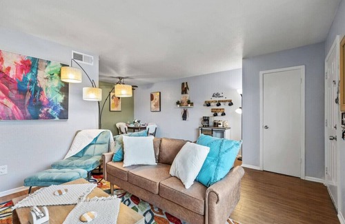 Fort Worth Apartment | Artistic 1BD: TCU Walkable, Vibrant & Convenient!