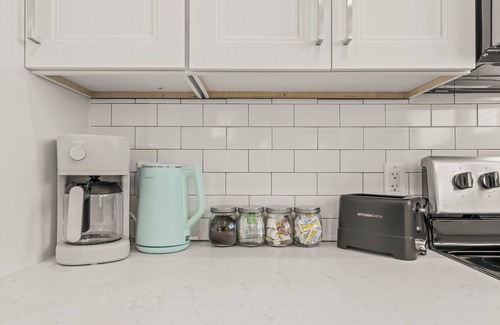 Conshohocken Apartment | Artistic King Bed Apt w/Free Parking Built in 2023
