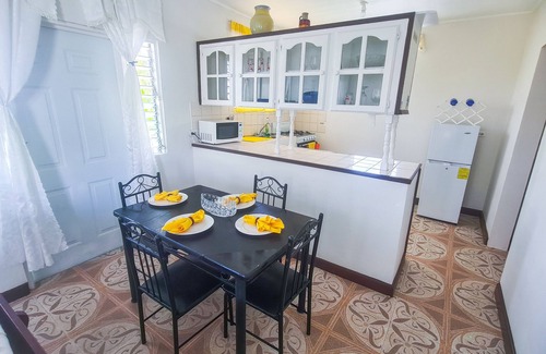 Merlin Bay Apartment | Artistic Oasis in Aquarius, Steps to the Beach, Full Kitchen, Good WiFi, Laundry