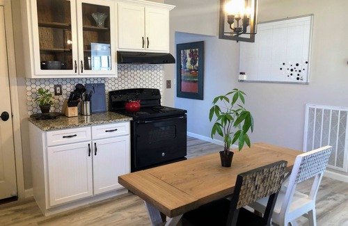 Chickamauga House | Artistic Retreat - Walk Downtown, Sparkling Clean!