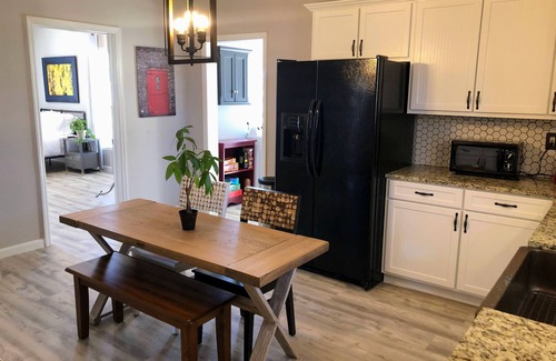 Chickamauga House | Artistic Retreat - Walk Downtown, Sparkling Clean!