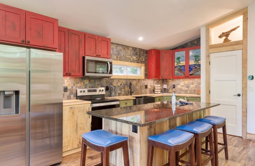 Fairview Cabin | Artist’s Palette by AvantStay | Colorful Retreat