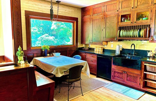 Regent House | Arts and Crafts Near West Home and Garden WiFi, AC